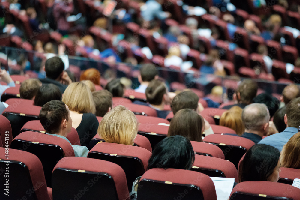 Naklejka premium Audience listens to the speech of the lecturer in the conference hall