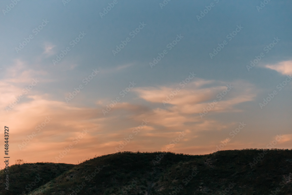 Obraz premium The sun sinks to the ground. Beautiful fiery sunset.