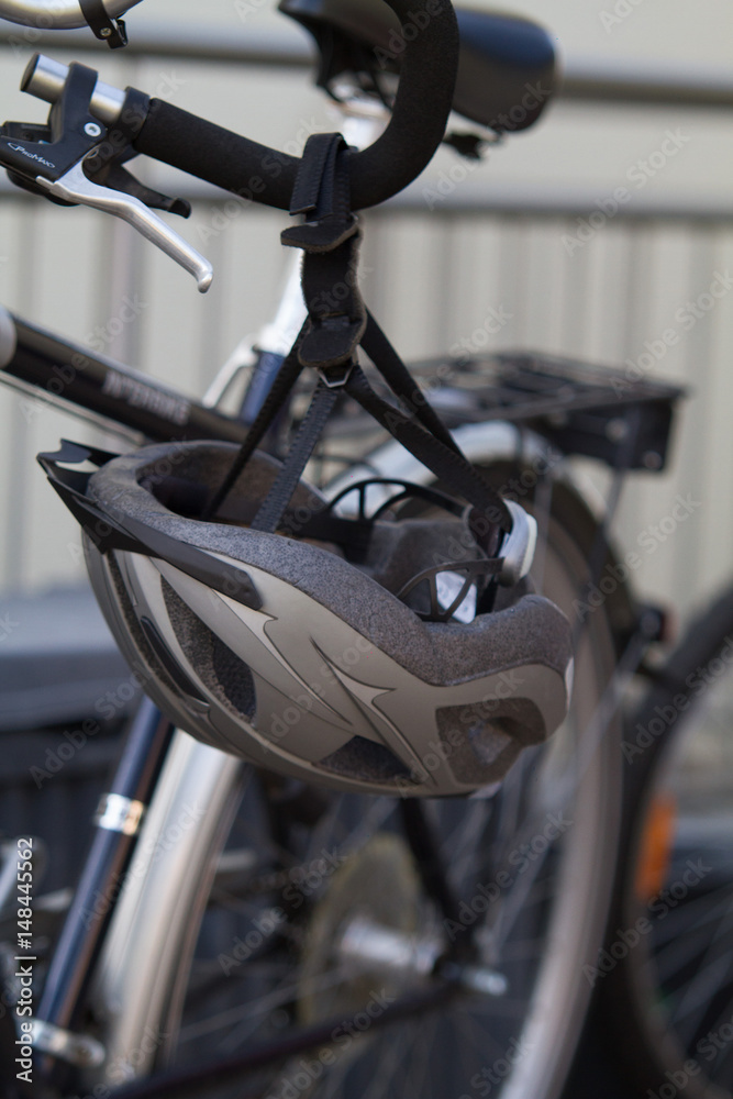 Fototapeta premium Fahrradhelm am Fahrrad