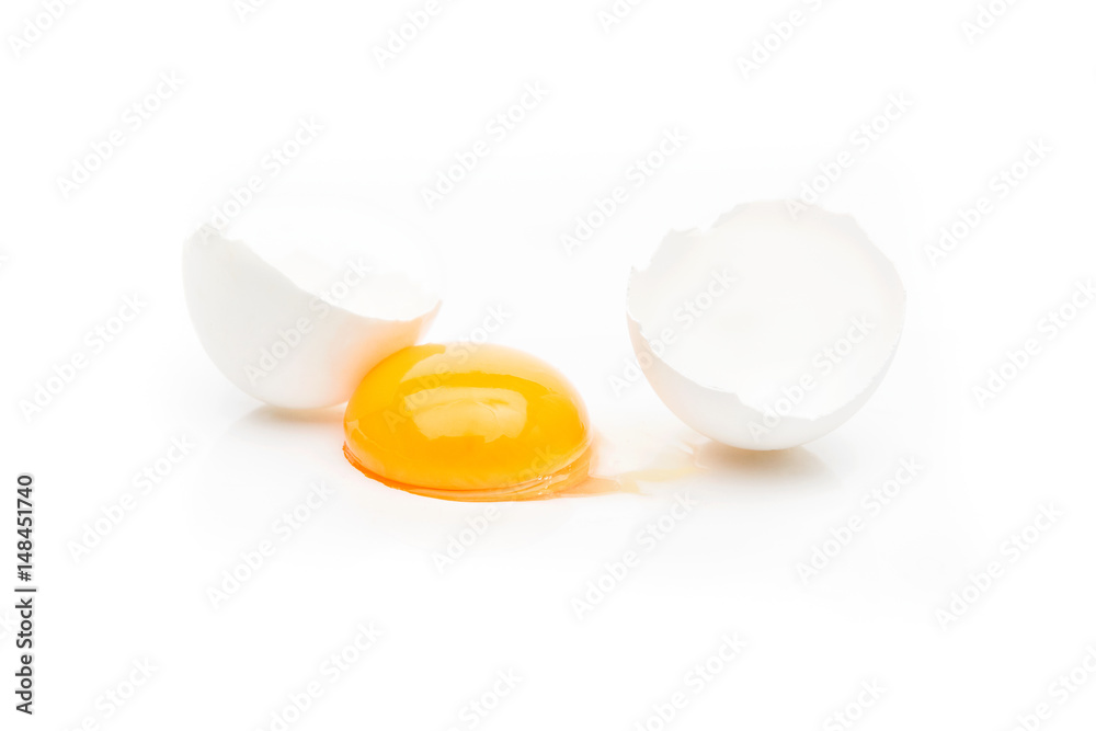 Huevo blanco roto y yema con fondo blanco