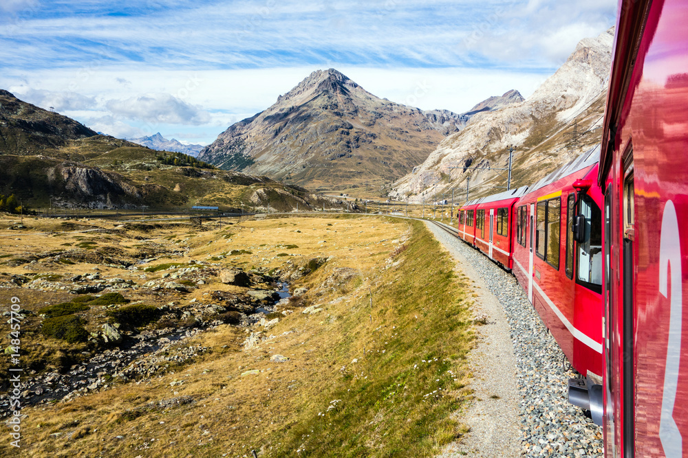 Fototapeta premium Bernina Express Railway, Lago Bianco, Gryzonia, Szwajcaria
