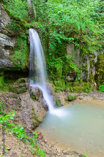 Fototapeta Naklejka Na Ścianę i Meble -  Hochformat Wasserfall mit Fels und See