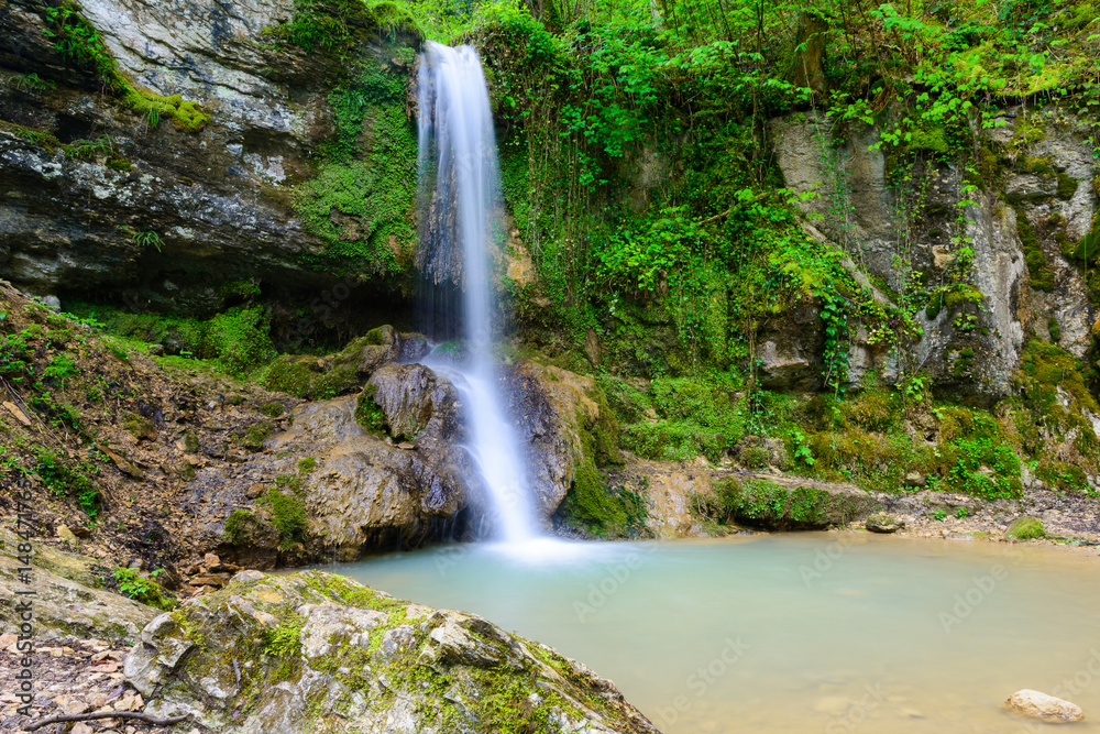 idyllischer Wasserfall in der Natur