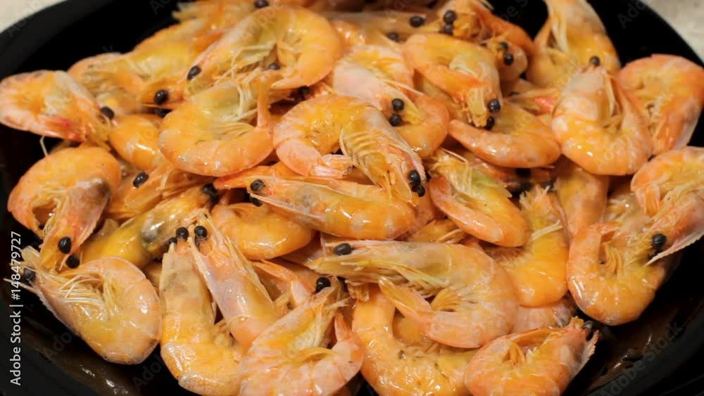 Pour shrimps with lemon juice. Squeeze out lemon juice on a shrimp. Cook shrimps. Pour shrimps with lemon juice. Squeeze out lemon juice on a shrimp. Cook shrimps.