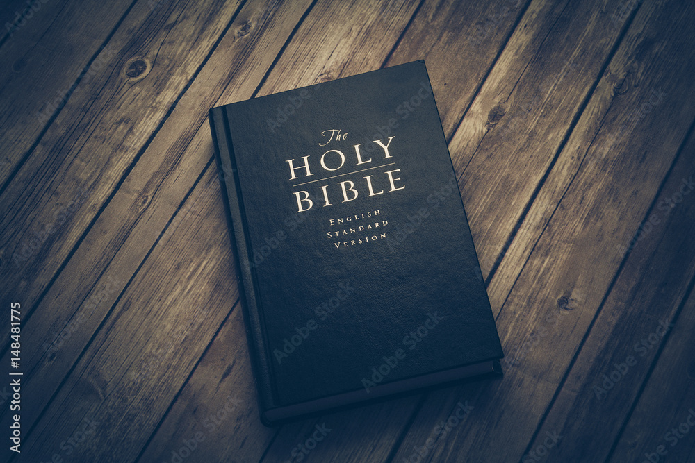 Φωτογραφία Holy Bible on wooden table