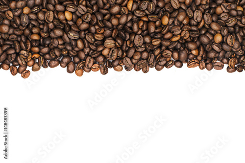 stripe of coffee beans isolated on white © Никита Шачнев