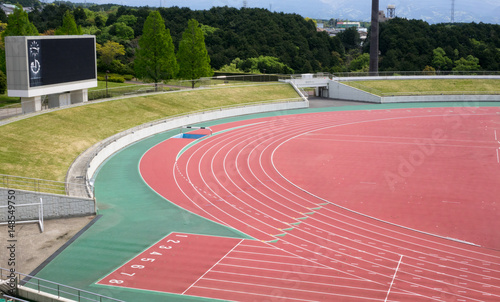 多目的競技場のトラッククと掲示板