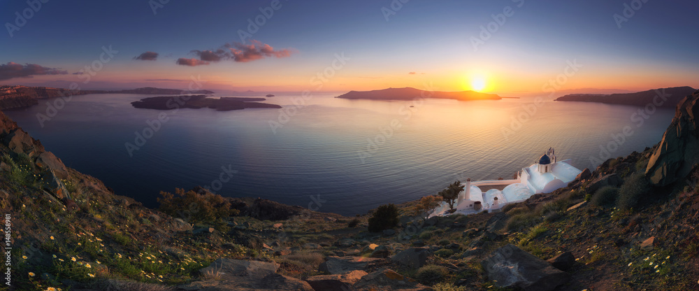 Fototapeta premium Amazing sunset at Panagia Theoskepasti, on the Skaros rock at Imerovigli, Santorini, Crete, Greece.