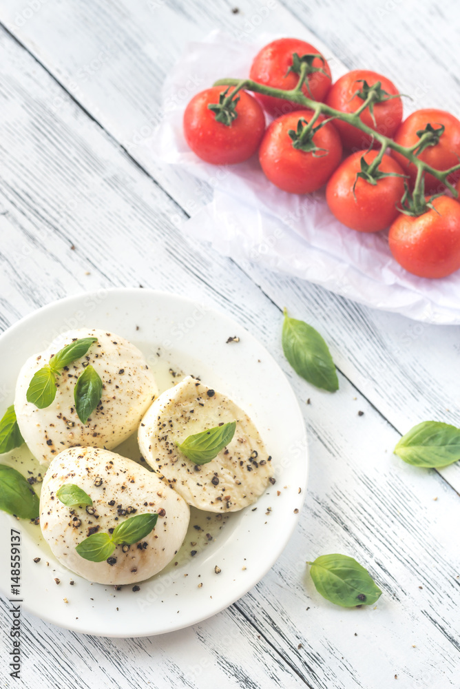 Mozzarella with cherry tomatoes and basil leaves