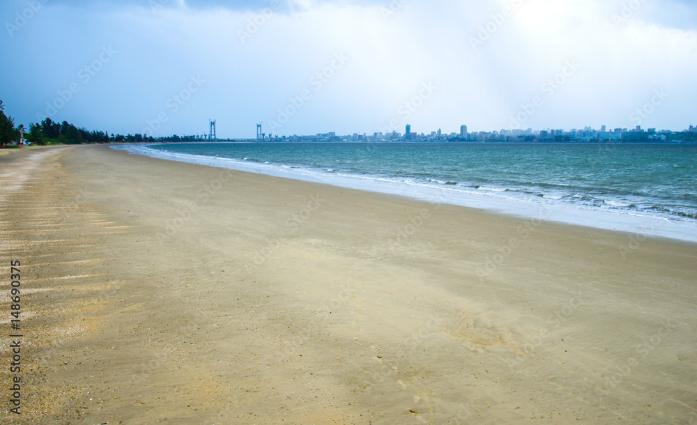 Obraz premium Catembe beach view over Maputo bay