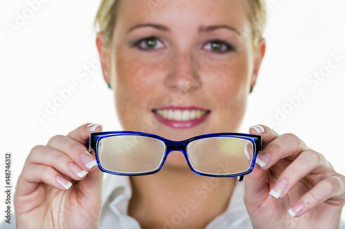 Frau hält eine Brille