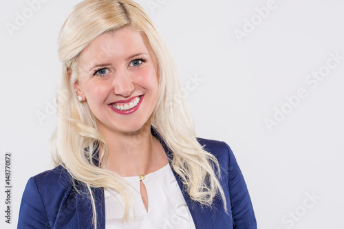 Frau mach Karriere, Arbeitsleben, schöne Frau, Frau zeigt Zähne