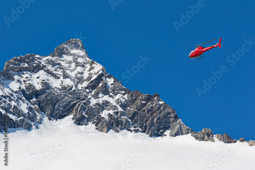 Elicottero in volo nelle Alpi