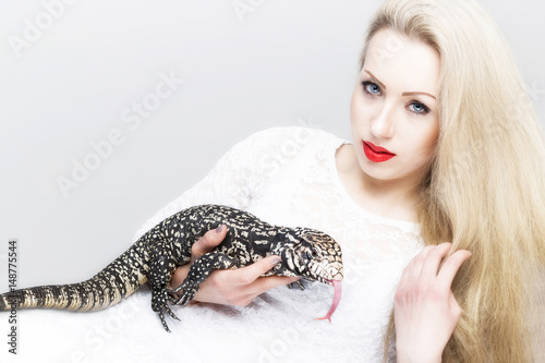 Jung beautiful blond woman with lizard photo