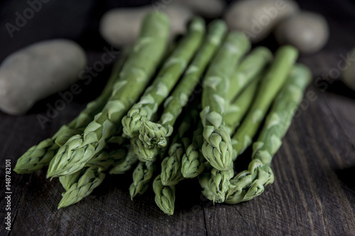 frischer grüner spargel, gerade ausgepackt