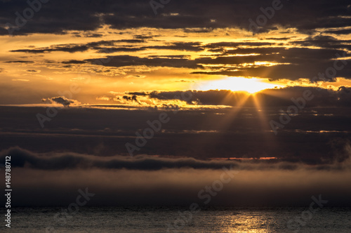 Coucher de soleil sur une mer brumeuse