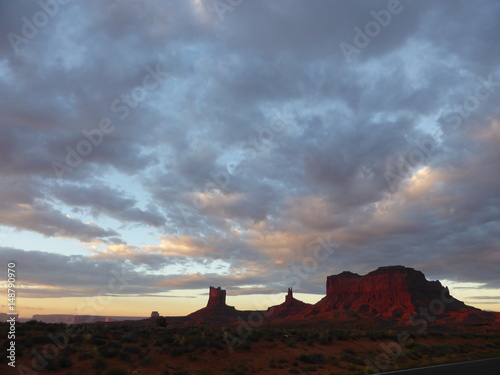 Morgendämmerung über Monument Valley, Utha, USA