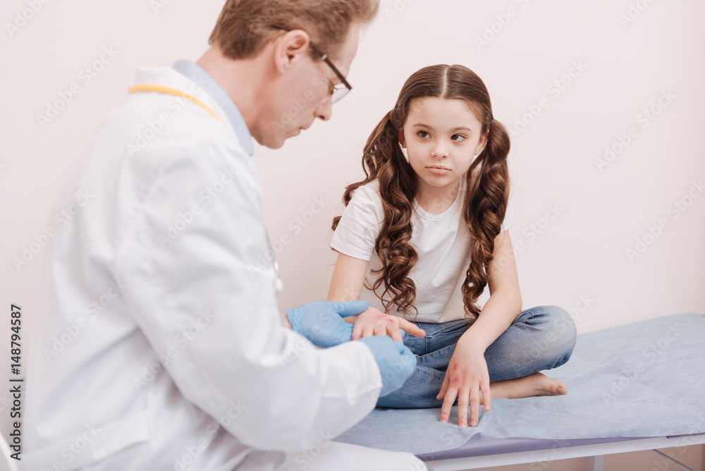 Obraz premium Emotional child worried about doctors conclusion