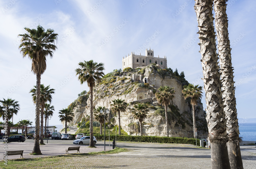 Fototapeta premium Santa Maria dell'isola, Tropea, da sotto con le palme vicino l'isola