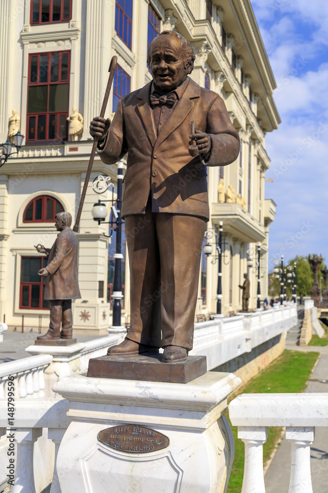 Fototapeta premium Bronze monumental sculpture of Petre Prlicko, famous Macedonian dramatic actor in downtown Skopje, Macedonia.