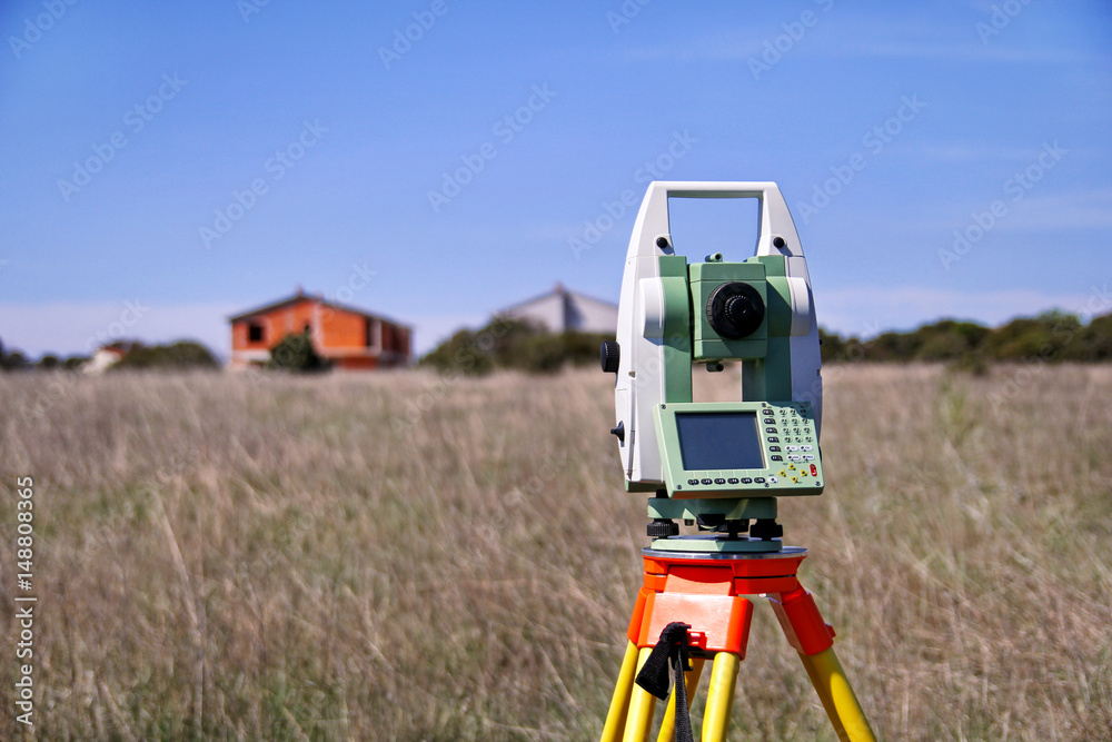 Aunt natural wrench Total station. Survey Instrument geodetic device. Fall time land surveying,  set in field. Modern surveyor equipment, used in surveying and building  construction for measurement, at construction site. Stock Photo | Adobe  Stock