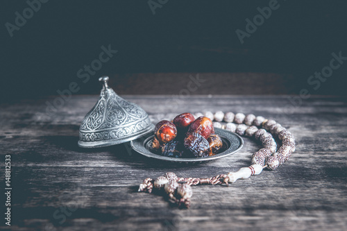 Foto Date-palm is placed on silver