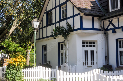 Fachwerkhaus mit weißem Holzzaun in Kloster auf der Insel Hiddensee