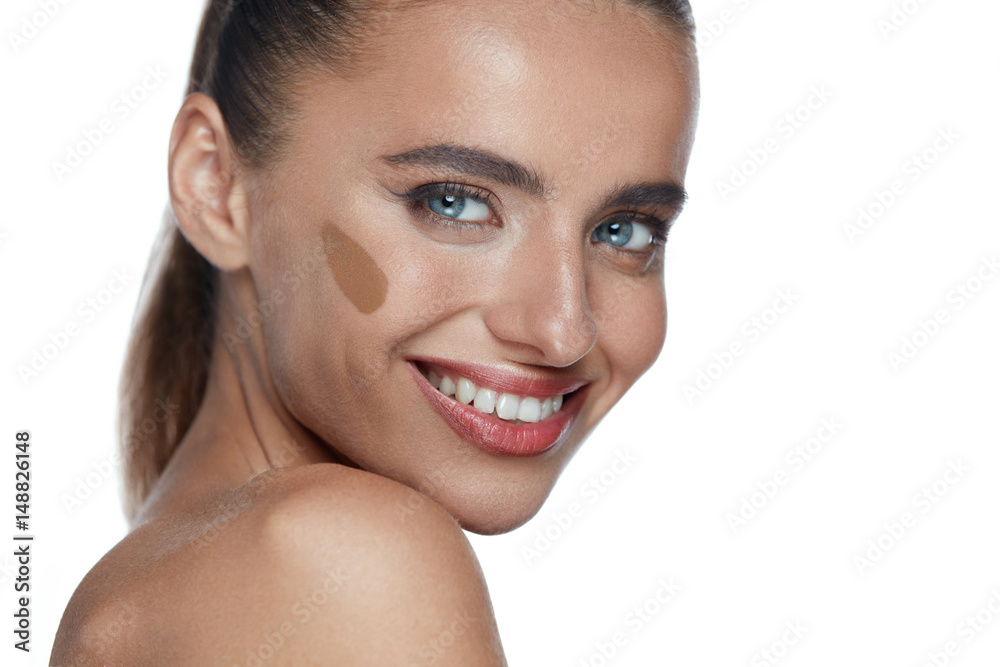 Obraz premium Beauty Woman Face. Young Female With Contouring Cream On Face