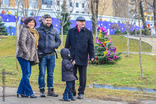 A family on a city walk in Kyiv © schamin