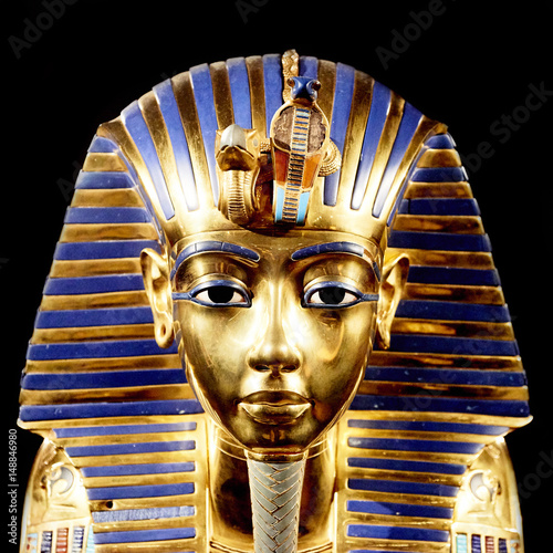 Replika maski grobowej Tutanchamona. Pojedynczo na czarnym tle. Taki sam lub bardzo podobny do oryginału