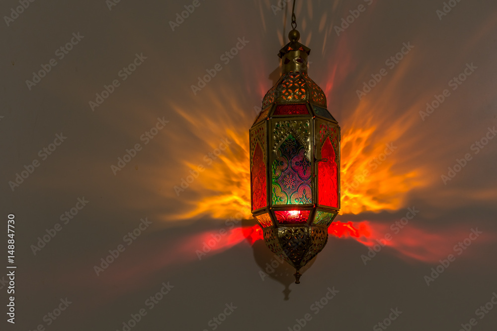 Obraz premium Eid Mubarak Ramadan Kareem - islamic muslim holiday background with eid lantern or lamp