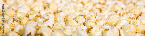 Panorama oder Banner mit Popcorn süß, Konzept Feier und Kino oder Jahrmarkt photo