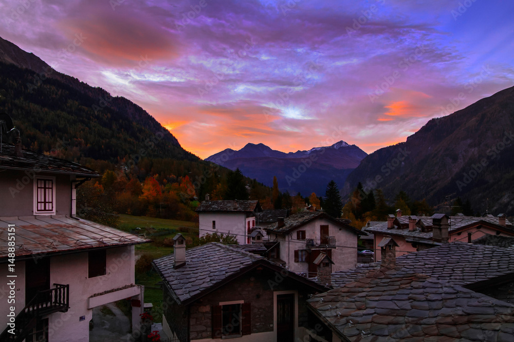 Fototapeta premium CORMAYEUR, ITALY/EUROPE - OCTOBER 27 : Houses in Cormayeur at Dawn in Italy on October 27, 2008