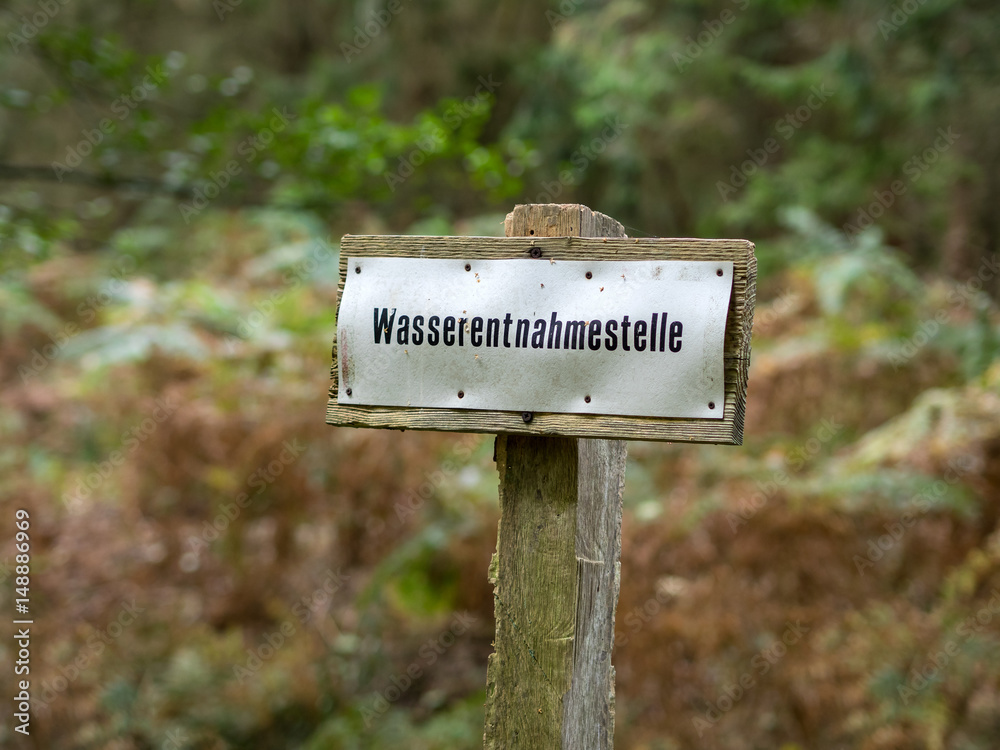Schild Wasserentnahmestelle im Wald