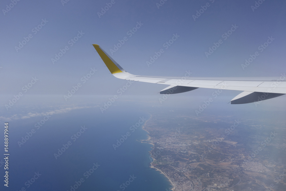 Obraz premium Wing of an airplane flying