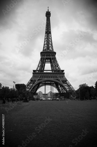 Fototapeta Naklejka Na Ścianę i Meble -  Black and white picture of the Eiffel Tower in Paris, France.
