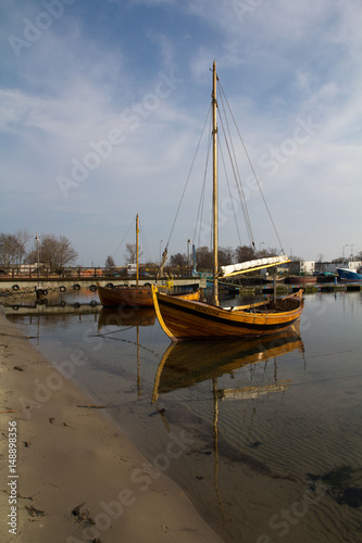 Stara łódź żagłowa przy nabrzeżu