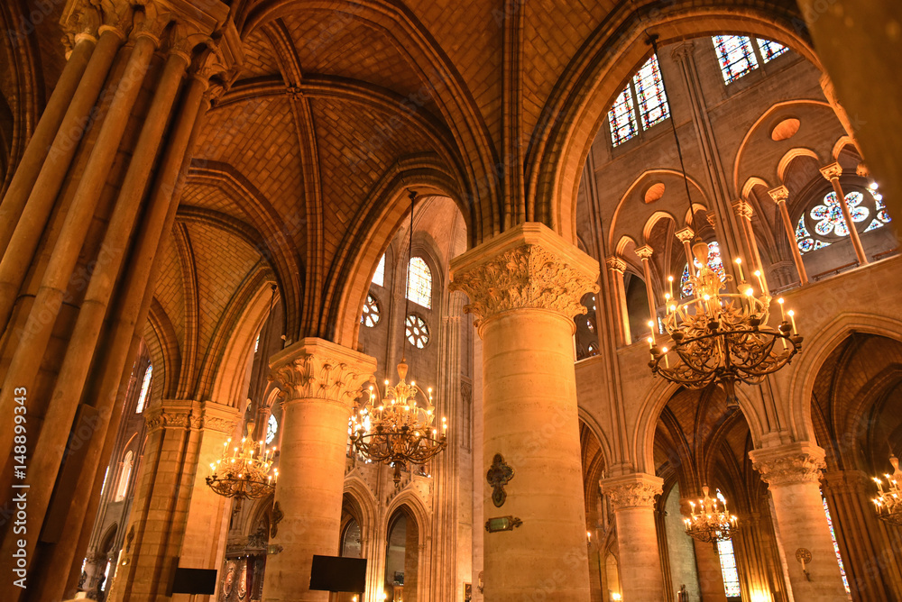 Nef gothique de Notre-Dame à Paris, France