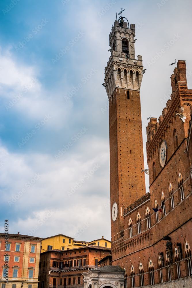 La Torre del Mangia sur la Piazza del Campo à Sienne en Toscane