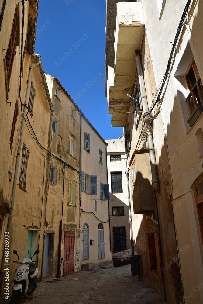 Ruelle de la citadelle génoise de Calvi en Corse