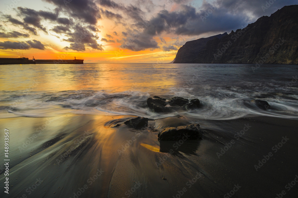 Obraz premium Los Gigantes rocks in the light of the setting sun