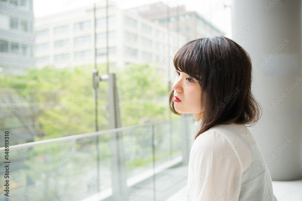 見つめる可愛い 女性 見つめる可愛い 女性