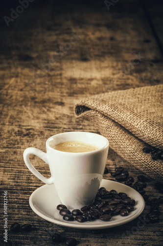 Caf   expresso sur une vielle table en bois