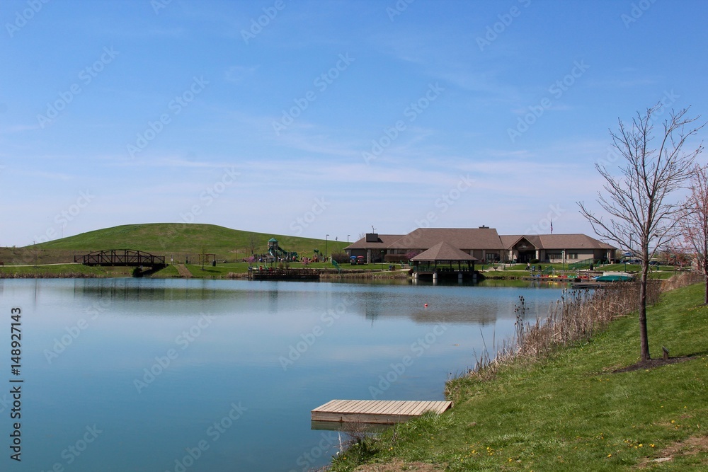 Obraz premium The boathouse at the lake in the park.