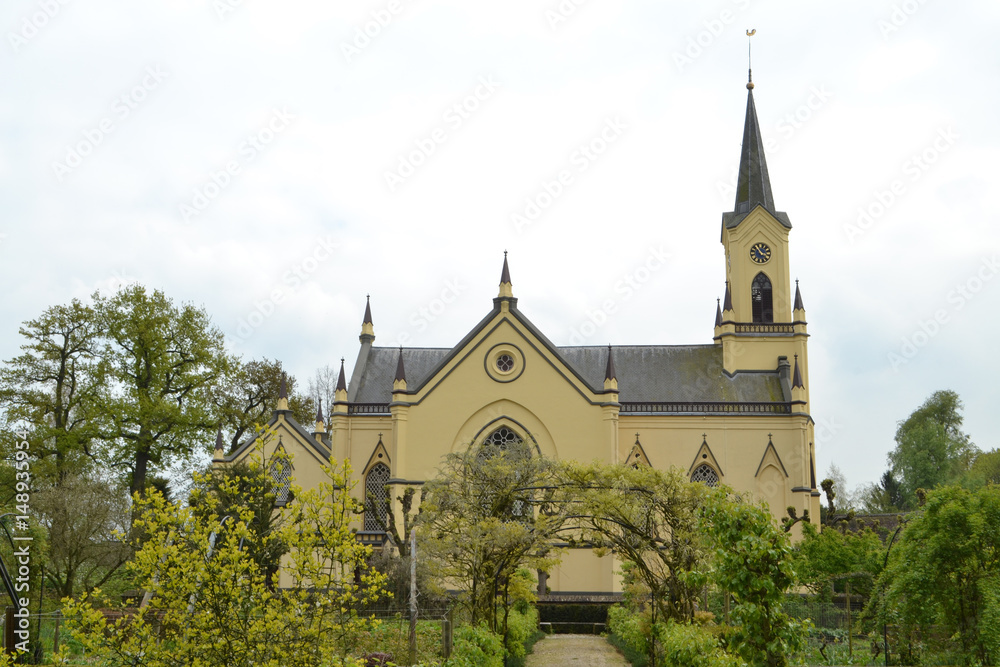 kerk liggende in de kasteeltuin van Neerrijnen kerk liggende in de kasteeltuin van Neerrijnen