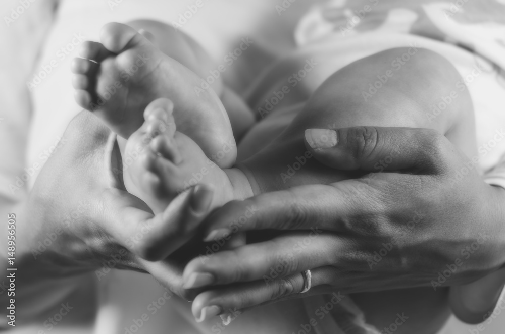 Foto Stock manos y pies bebe mama | Adobe Stock