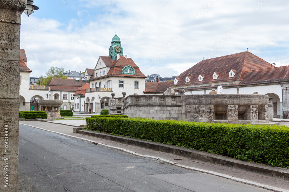 Gebäudeflügel des Sprudelhof mit Brunnen in Bad Nauheim