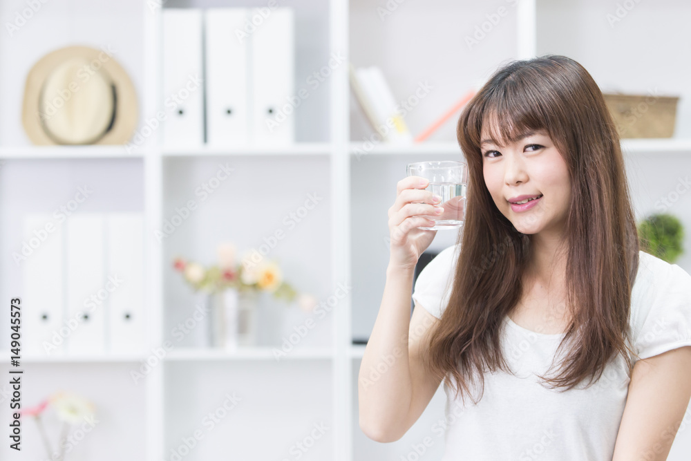 水を飲む女性 水を飲む女性