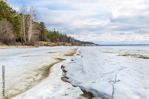 Fototapeta Naklejka Na Ścianę i Meble -  The coast of the Ob river with melting ice