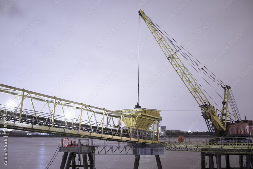 Fototapeta premium Crane on the Thames shot at night.